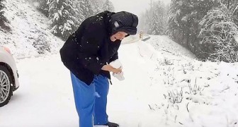 Deze 101-jarige vrouw laat de auto van haar zoon aan de kant zetten en begint als een klein meisje in de sneeuw te spelen