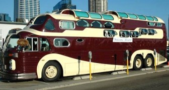 Deze enorme camper is een originele fusie tussen twee bussen, voor comfortabele en avontuurlijke reizen