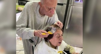 La tendre image du mari aidant sa femme à se colorer les cheveux : ils sont en isolement et ont 92 ans