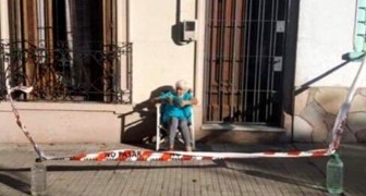 Sie möchte die Sonne genießen, ohne die Ausgangssperre zu missachten: Eine alte Dame richtet sich ihre Sicherheitszone vor der Haustür ein