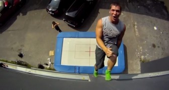 Sensations fortes assurées: des sauts en trampoline dignes d'un vrai ninja