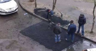Ich habe noch noch Arbeiter gesehen, die eine Straße so reparieren...