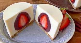 Cheesecake met verrassing: roomkaas aan de buitenkant, heerlijke met chocolade bedekte aardbeien van binnen