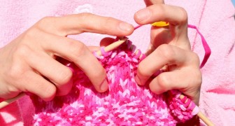Lavorare a maglia fa bene alla mente e al corpo: lo suggerisce uno studio scientifico