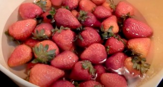 Wasser und weißer Essig: Eine traditionelle Methode, um Erdbeeren frisch zu halten