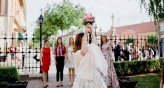 The bride throws the bouquet: her friend manages to catch it and the fiance runs away at full speed