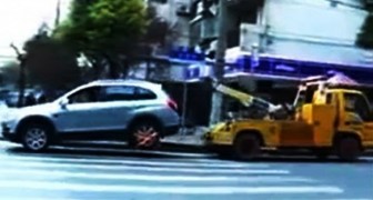 De auto van deze vrouw wordt weggesleept: haar reactie is buiten proporties!