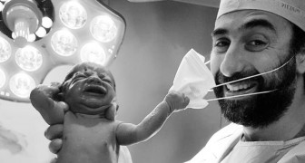 El recién nacido tira de la mascarilla del médico apenas sale a la luz: una foto ya simbólica del 2020