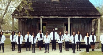 15 étudiants en médecine posent devant la plantation où leurs ancêtres ont travaillé comme esclaves