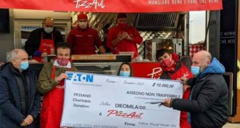 Paga dos pizzas 10.000 dólares: el regalo de Navidad de un emprendedor a un local de chicos discapacitados