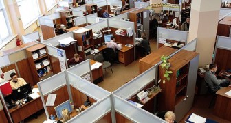 apanische Mitarbeiter verlassen das Büro 2 Minuten zu früh: bestraft mit Gehaltskürzung