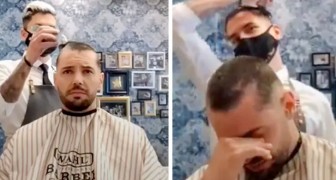 Tu n'es pas seul : un barbier se rase les cheveux en signe de solidarité envers un client atteint d'un cancer