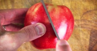 Hij begint met een appel diagonaal te snijden: wat hij maakt zal u verrassen!