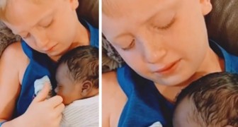 Bambino di 9 anni tiene in braccio il fratellino adottivo per la prima volta e non riesce a trattenere le lacrime