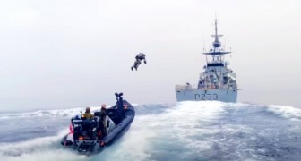 I Corpi della Marina testano il “jet-suit”, una tuta volante usata per assaltare le navi nemiche