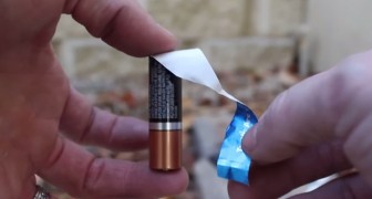 Qu'est-ce qu'on peut faire avec une pile et le papier d'un chewing-gum? SURPRENANT!