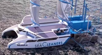 Questo enorme catamarano si nutre con i rifiuti plastici mentre ripulisce gli oceani