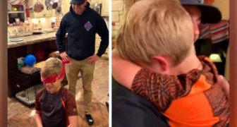 A soldier returns home after years and surprises his little brother: the moving video of their meeting