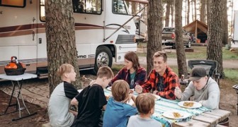 Questa famiglia di 7 persone vive in un camper di appena 30 metri quadrati