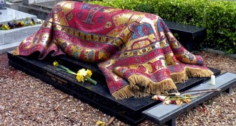 Das Grab des berühmten Tänzers Nureyev scheint von einem kostbaren Teppich bedeckt zu sein, aber in Wahrheit ist es ein Mosaik