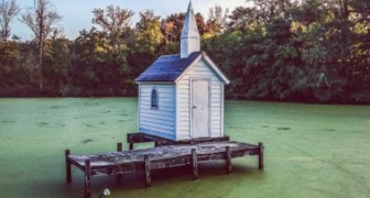 Cette minuscule chapelle entourée d'eau est considérée comme la plus petite église du monde