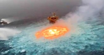 Mexiko: en gasledning under vattnet exploderar och skapar ett stort öga av eld i havet