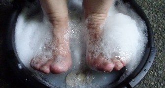 Envie de détente avec un bain de pieds naturel ? Découvrez-en différents types à préparer chez vous