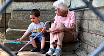 Un'anziana fa amicizia con il figlioletto del vicino e lo tratta come un nipote: Mi sento meno sola