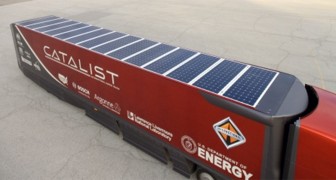 Due aziende sviluppano i container con pannelli solari per ridurre l'impatto ambientale durante il trasporto del cibo