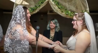 Hochzeit der besten Freunde: zwei junge Frauen feiern platonische Liebe zwischen Singles