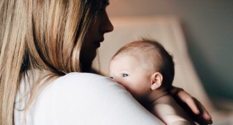 Twee ouders maken een lijst met regels die iedereen moet volgen om een ​​pasgeboren baby te bezoeken