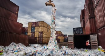 Un gigantesco rubinetto da cui sembrano uscire tonnellate di plastica: l'opera di denuncia di un artista