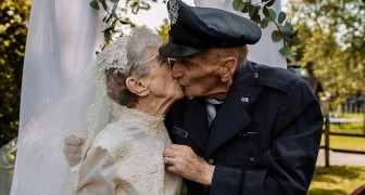 Bejaard echtpaar viert hun 77e trouwdag, geholpen door verpleegkundigen van het hospice waar ze wonen