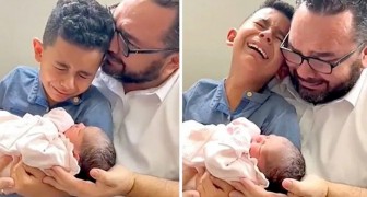 Vater und Sohn können nicht aufhören zu weinen, während sie das neugeborene kleine Mädchen im Arm halten (+ VIDEO)
