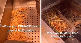Un employé de McDonald's montre comment il prépare les frites pour les clients malpolis