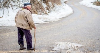 En gammal man går kilometer för att hitta en kompatibel njurdonator till sin fru