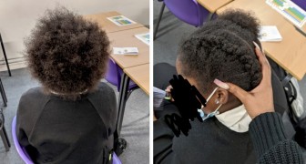 L'enseignante arrange les cheveux d'une élève pendant la pause : ses cheveux étaient tout décoiffés à cause de la pluie