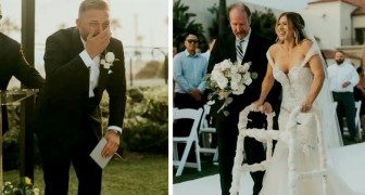 Mulher em cadeira de rodas caminha até o seu marido no dia do casamento