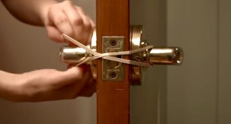 She ties a rubber band around the door handle: this simple trick can save you big problems