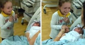 Bimba si emoziona quando vede per la prima volta la sorellina appena nata (+VIDEO)