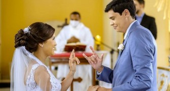 Un sacerdote celebra la boda de dos recién casados sordo mudos en lenguaje de señas: un matrimonio inclusivo