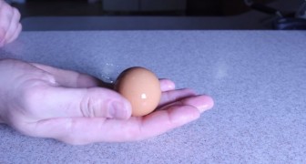 Prende in mano un uovo sodo e lo sguscia in 1 SECONDO. Sorprendente!