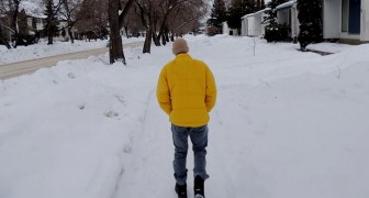Han promenerar i snön för att gå på en arbetsintervju - en man som ser honom erbjuder honom genast ett jobb