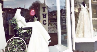 Negozio di abiti da sposa espone in vetrina un manichino su una sedia rotelle: un esempio di inclusività