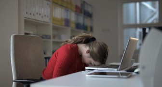 Unternehmer sieht Mitarbeiterin weinend an ihrem Schreibtisch: seine Worte gehen viral