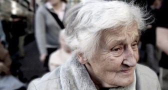 En budbärare ser en äldre kvinna med Alzheimers på gatan och stannar sin skåpbil för att köra hem henne