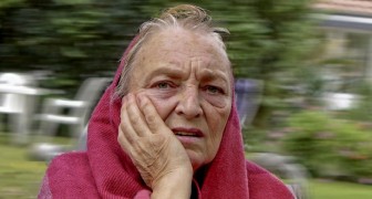 Anciana indigente se roba bufanda y guantes en el mercado: el comerciante la perdona