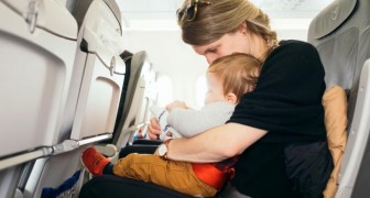 Non asseconda i capricci del bimbo seduto in aereo vicino a lui: scoppia la polemica con la madre