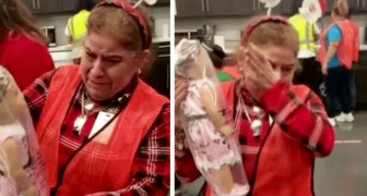 Sie bricht in Tränen aus, als ihre Kollegen ihr die Puppe schenken, die sie sich als Kind immer gewünscht hat