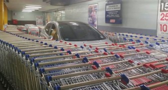 Il gare sa voiture dans la zone réservée du supermarché : les employés se vengent